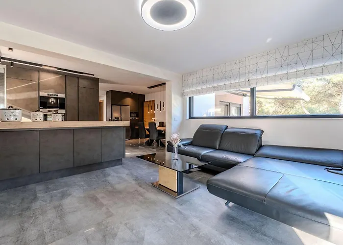 Royal 1 By Interhome ויר